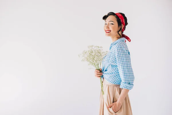 Smiling asian woman with bouquet of flowers — Stock Photo