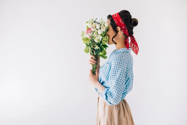 Woman holding bouquet of flowers — Stock Photo