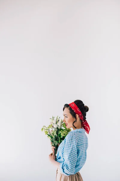 Smiling asian woman with bouquet of flowers — Stock Photo