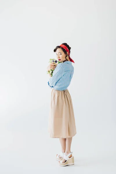 Asiatique femme avec bouquet de fleurs — Photo de stock