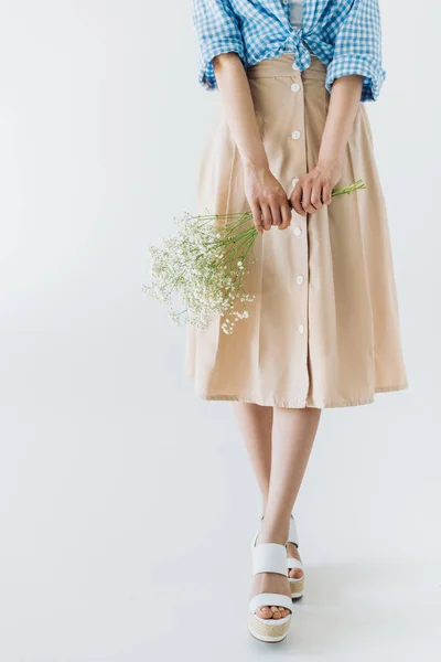 Femme tenant bouquet de fleurs — Photo de stock