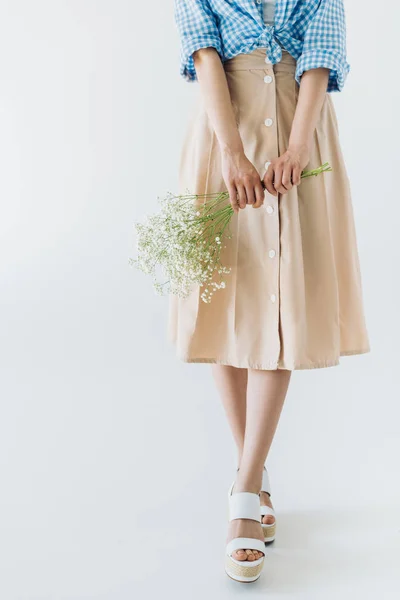 Mulher segurando buquê de flores — Fotografia de Stock