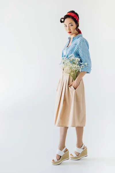 Asiatique femme avec bouquet de fleurs — Photo de stock