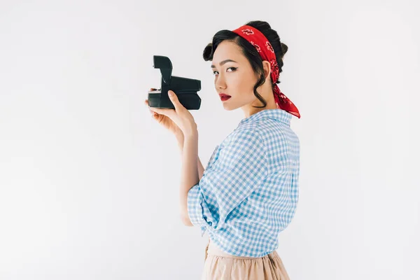 Femme asiatique avec appareil photo — Photo de stock