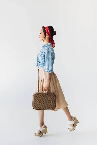 Стильная азиатская женщина с чемоданом — стоковое фото