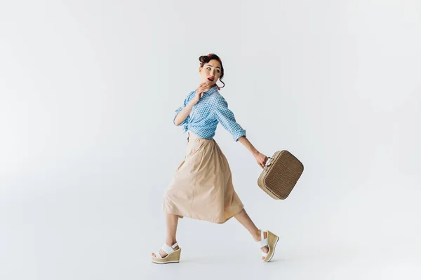 Stilvolle asiatische Frau mit Koffer — Stockfoto