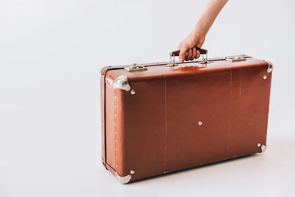 Рука держит ретро чемодан — стоковое фото