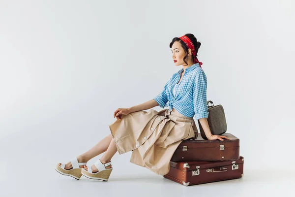 Asiatico donna seduta su bagagli — Foto stock