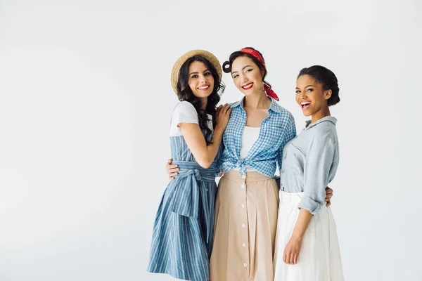 Mujeres multiculturales en ropa retro - foto de stock