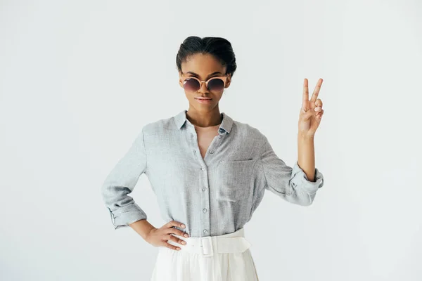 Mujer afroamericana mostrando signo de paz - foto de stock