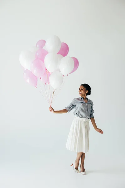 Афроамериканська жінка з повітряними кулями — стокове фото
