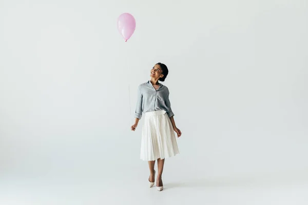 Mujer joven afroamericana con globo - foto de stock