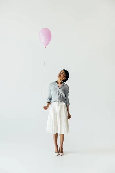 Mujer joven afroamericana con globo - foto de stock