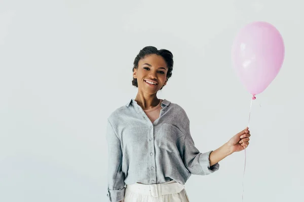 Mujer joven afroamericana con globo - foto de stock