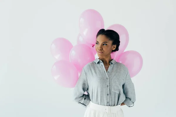 Mujer afroamericana con globos - foto de stock