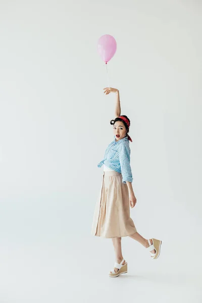 Шокированная азиатка с воздушным шаром — стоковое фото