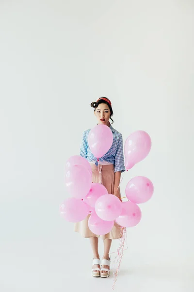 Asiático mujer celebración globos - foto de stock