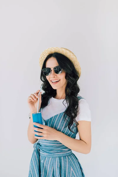 Женщина в солнечных очках с газировкой — стоковое фото