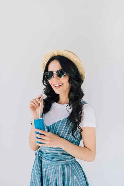 Mujer en gafas de sol con bebida gaseosa - foto de stock