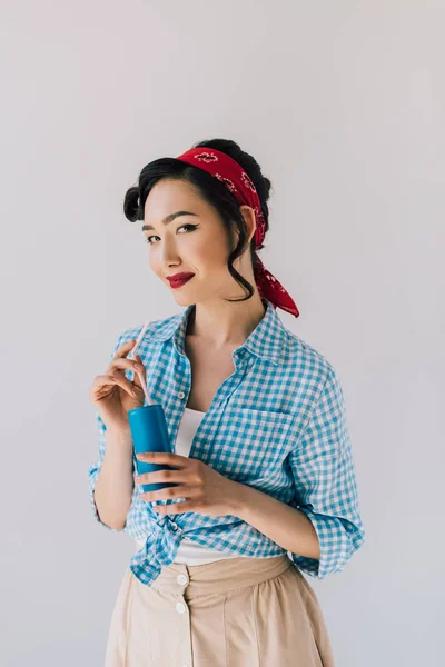 Mujer asiática con soda bebida - foto de stock