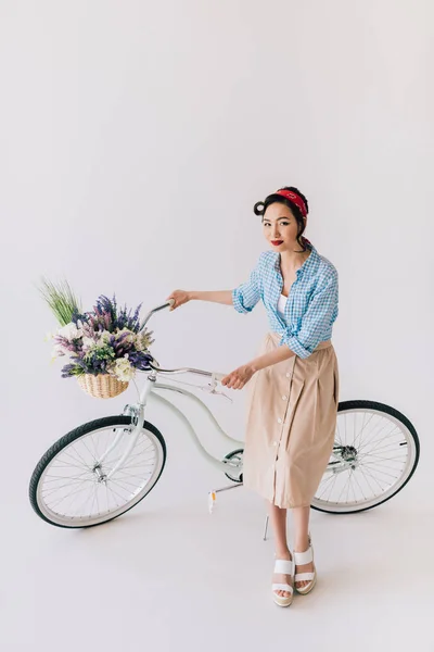 Mulher asiática com bicicleta — Fotografia de Stock