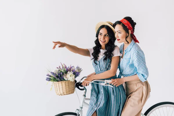 Mulheres multiculturais de bicicleta — Fotografia de Stock