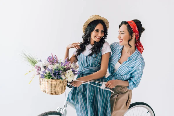 Mujeres multiculturales en bicicleta - foto de stock