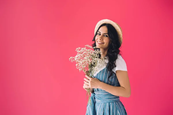 Femme souriante avec bouquet de fleurs — Photo de stock