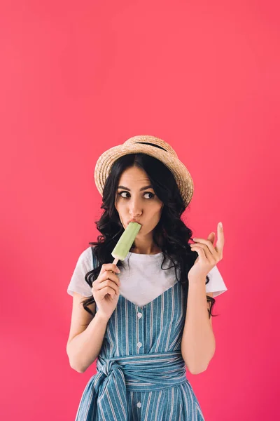 Женщина ест фруктовое мороженое — стоковое фото