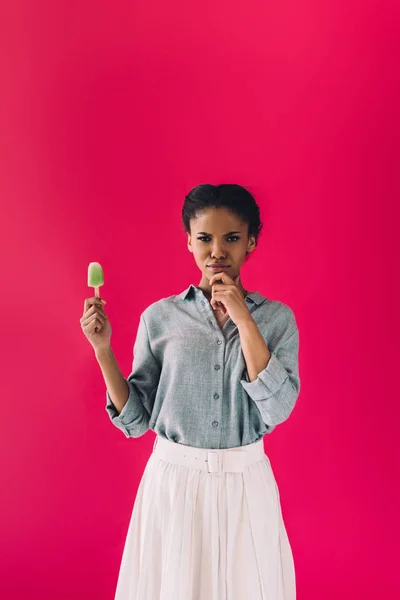 Donna afroamericana con ghiacciolo — Foto stock