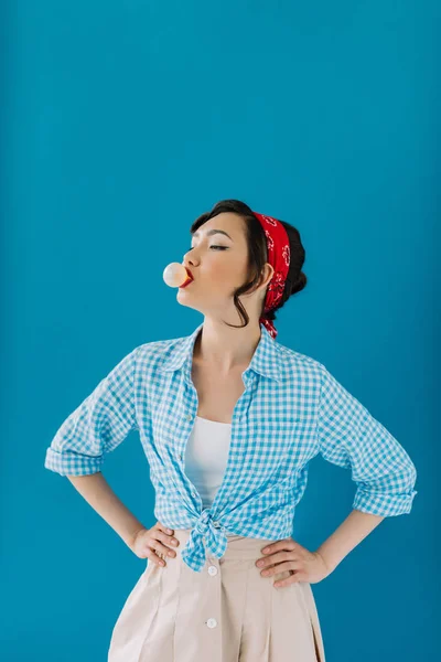 Asiatique femme soufflage bulle gomme — Photo de stock