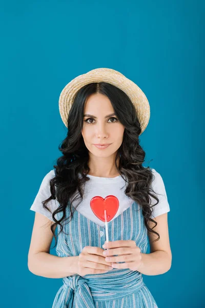 Mujer sosteniendo piruleta en la mano - foto de stock