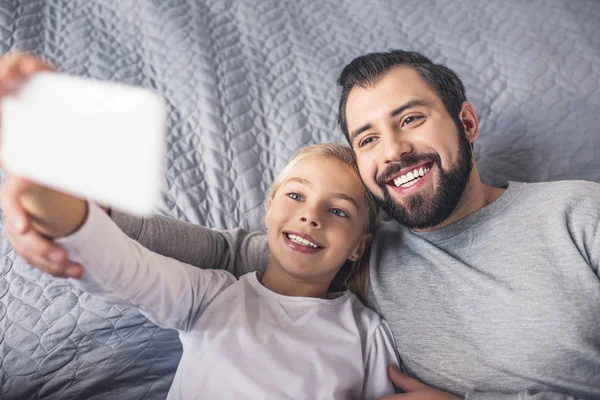 Padre e hija tomando selfie - foto de stock