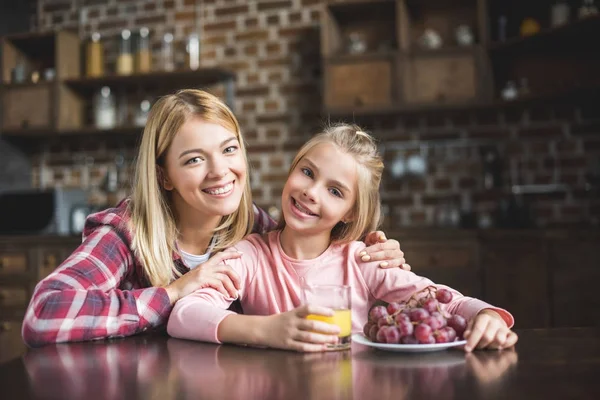 Mutter und Tochter frühstücken — Stockfoto