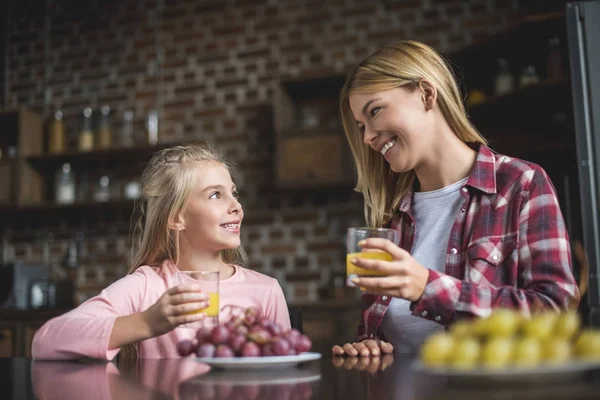 Madre e figlia a fare colazione — Foto stock