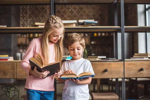 Lächelnde Geschwister mit Büchern — Stockfoto