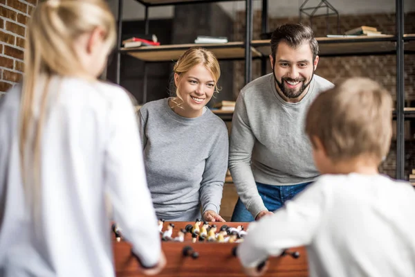 Pais e crianças jogando futebol de mesa — Fotografia de Stock