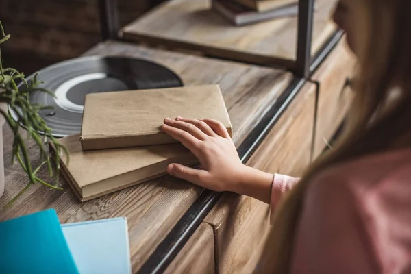 Niño tomando libro - foto de stock