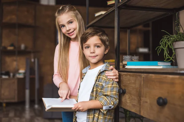 Adorables enfants avec livre — Photo de stock