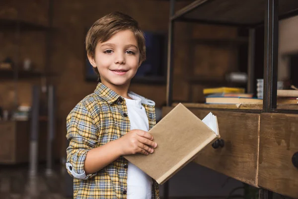 Маленький хлопчик з книгою — стокове фото