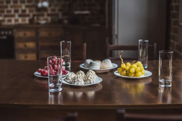 Essen auf Holztisch in der Küche — Stockfoto