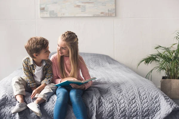 Adorables niños con libro - foto de stock