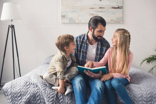 Родина читає книгу разом — стокове фото
