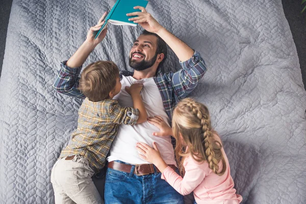 Vater liest Kindern Buch vor — Stockfoto