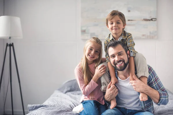 Hermanos alegres y padre - foto de stock