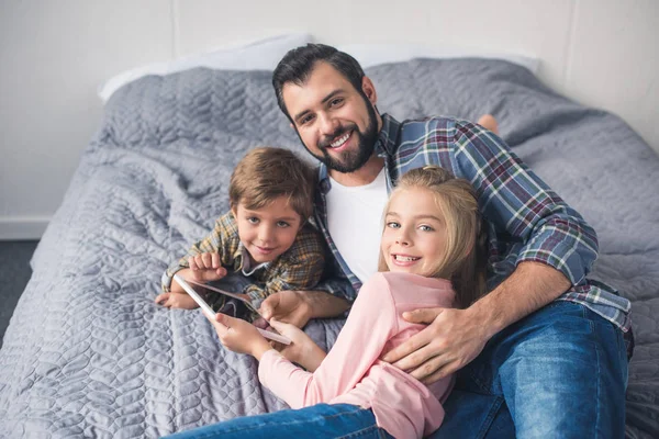 Отец и дети с планшетом — стоковое фото