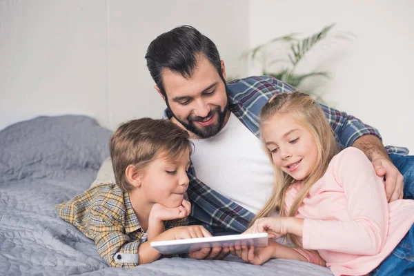 Pai e filhos com tablet — Fotografia de Stock