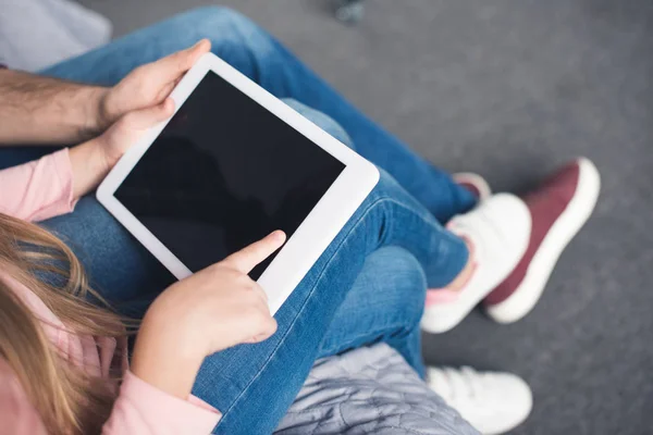 Criança com tablet digital — Fotografia de Stock