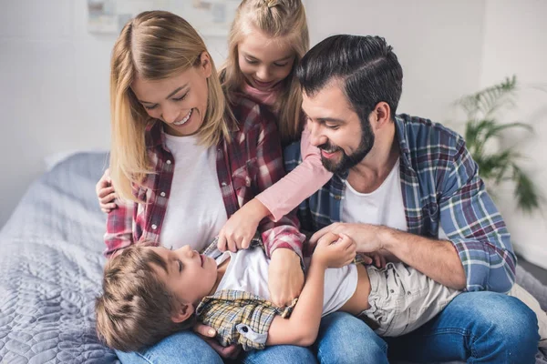 Familia divirtiéndose juntos — Stock Photo