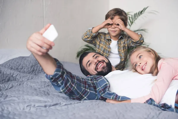 Padre e hijos tomando selfie - foto de stock